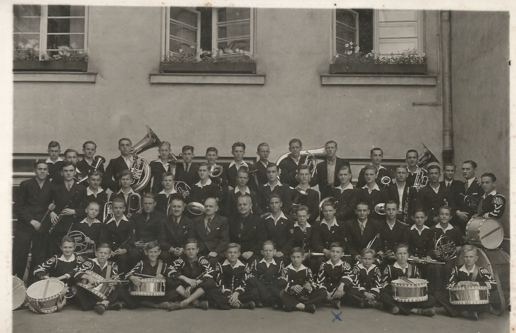 Na zdjęciu poniżej: szkolna orkiestra na dziedzińcu szkoły. Fotografię zrobiono w 1936 roku.