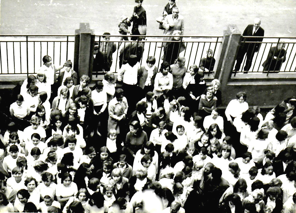 Uczennice przed budynkiem szkoły, wrzesień 1969