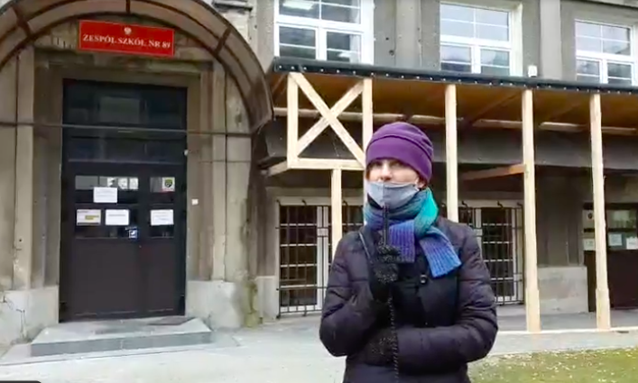 Anna Milcarz Chabrowska przed szkołą przy Skaryszewskiej