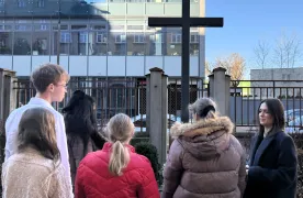 Przed Krzyżem Pamięci