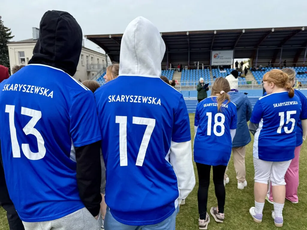 Uczniowie na zawodach sportowych