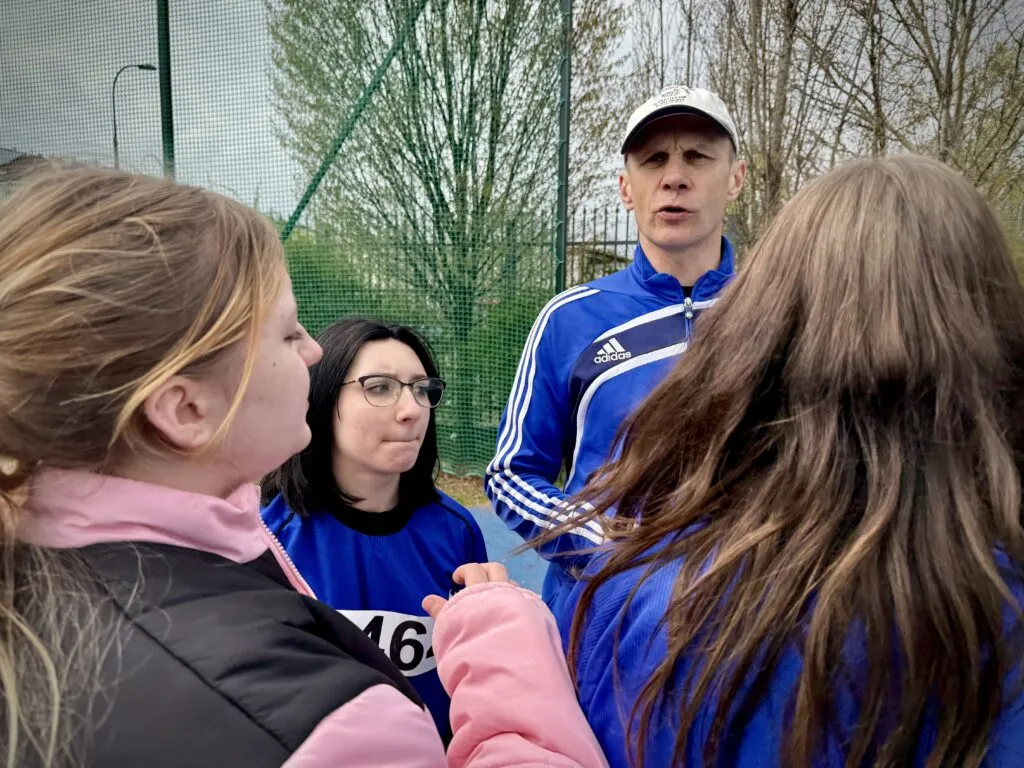 Uczniowie na zawodach sportowych