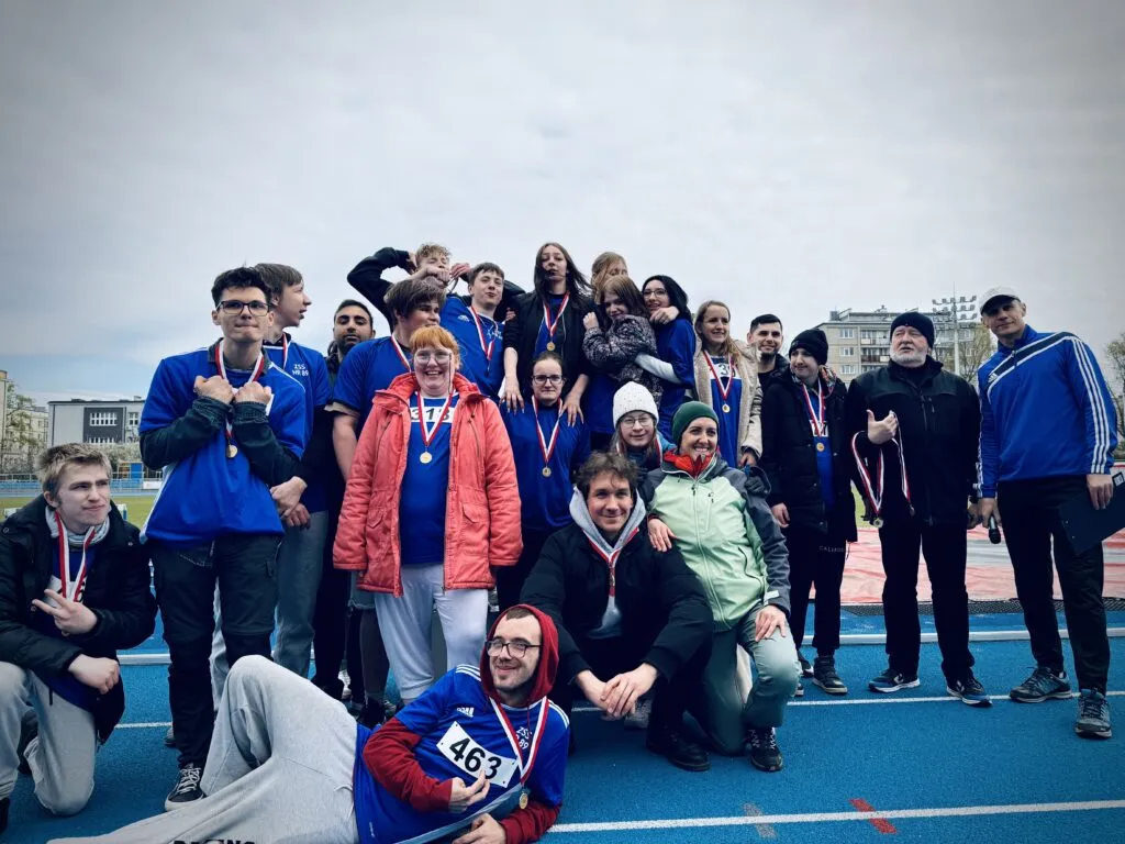 Uczniowie na zawodach sportowych