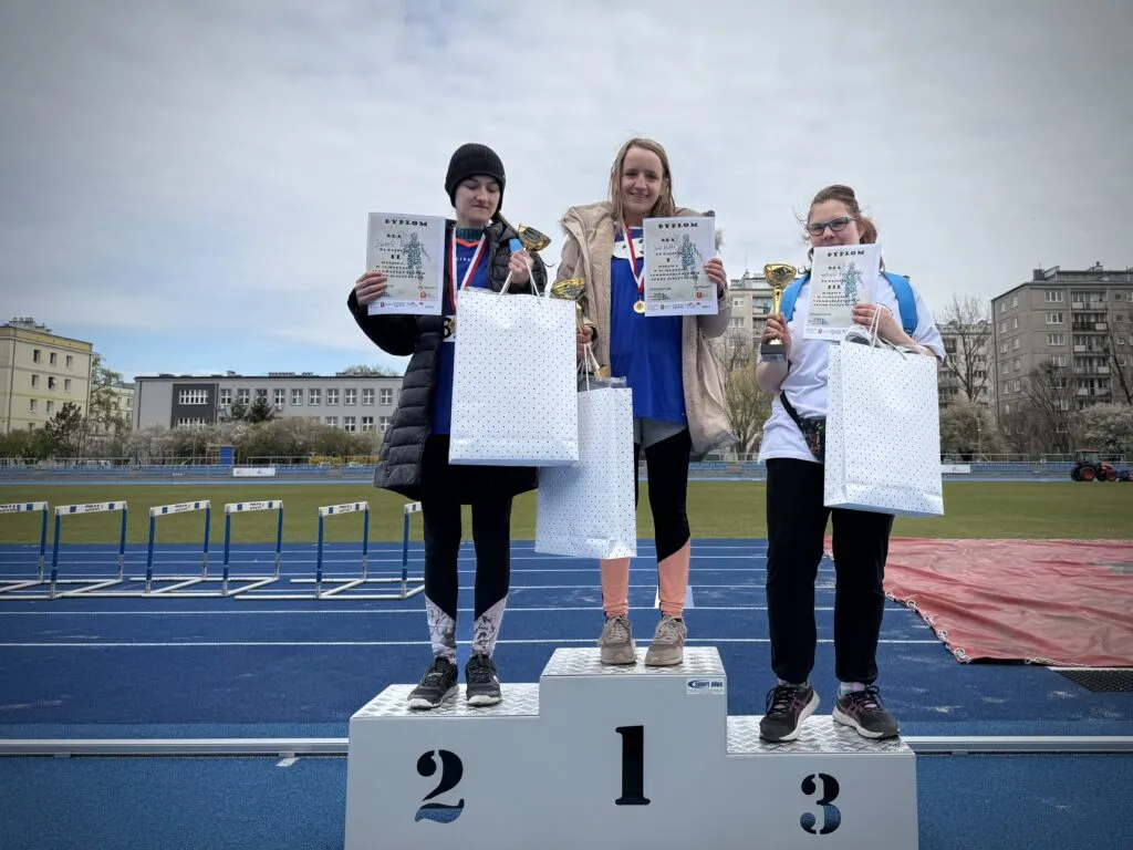 Uczniowie na zawodach sportowych