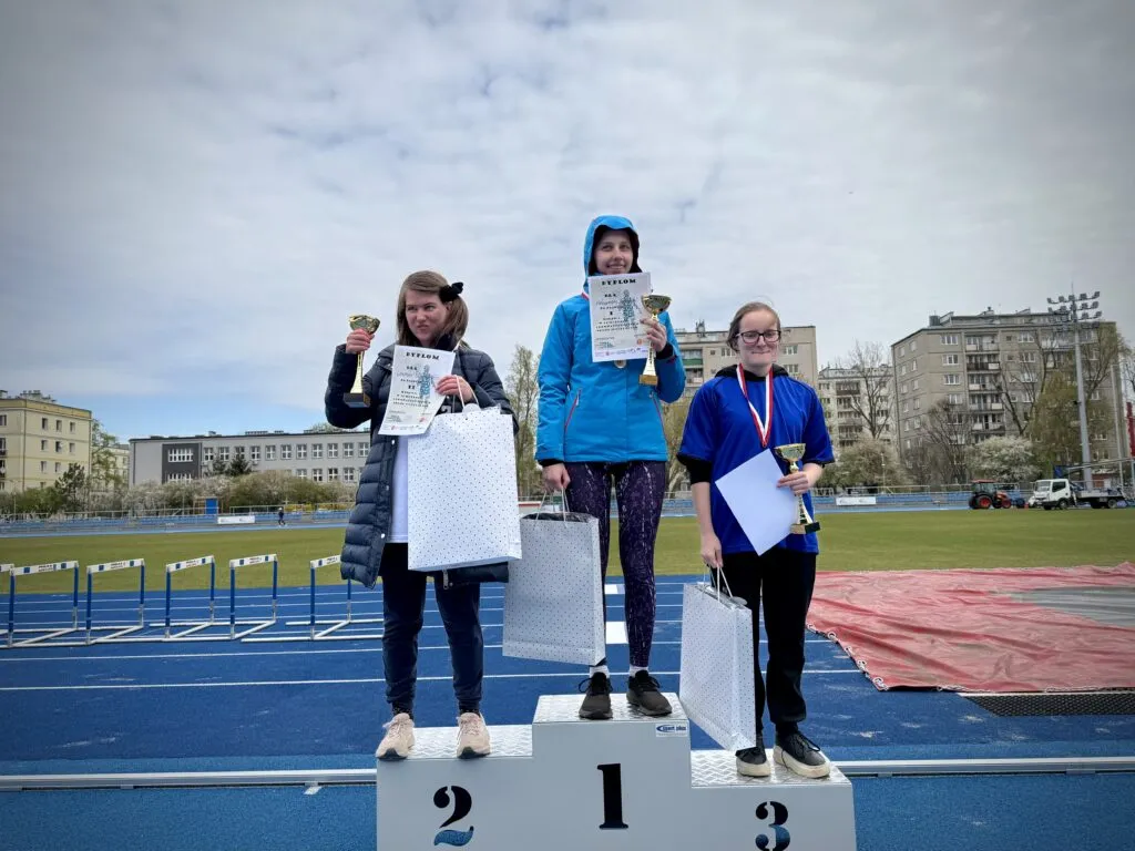 Uczniowie na zawodach sportowych