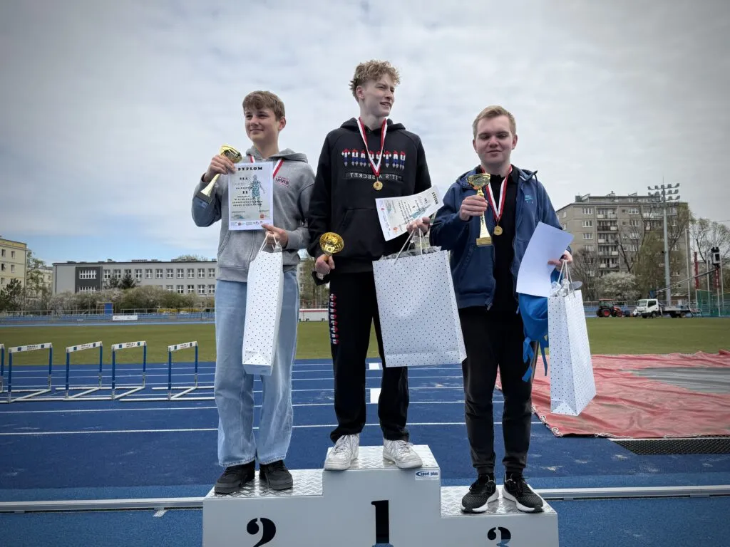 Uczniowie na zawodach sportowych