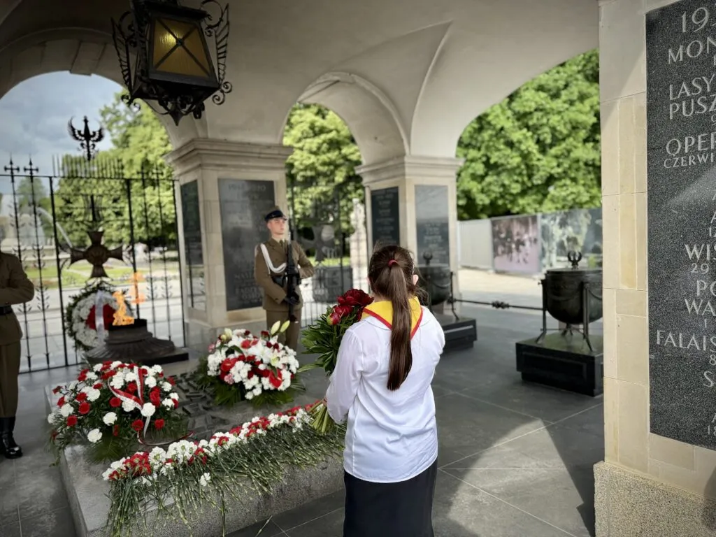 Uczniowie przy grobie nieznanego żołnierza