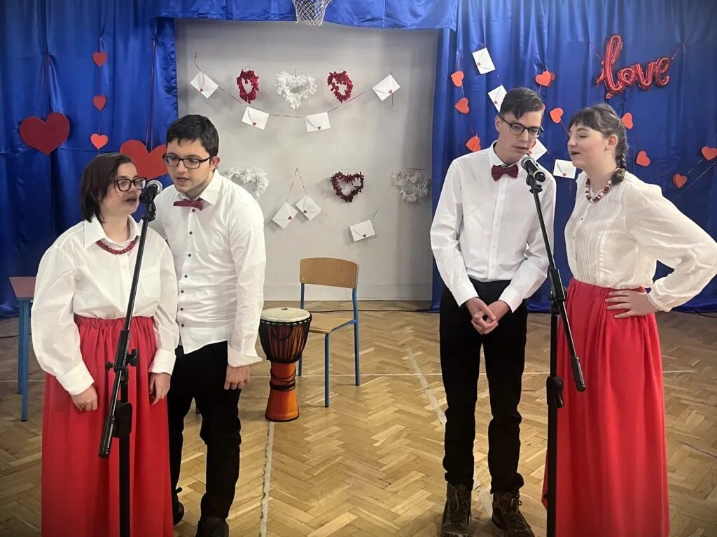 Uczniowie na konkursie walentynkowym