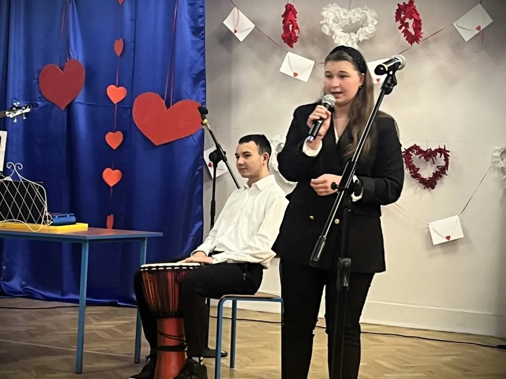 Uczniowie na konkursie walentynkowym