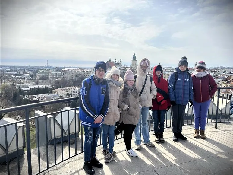 Uczniowie na tle panoramy Lublina