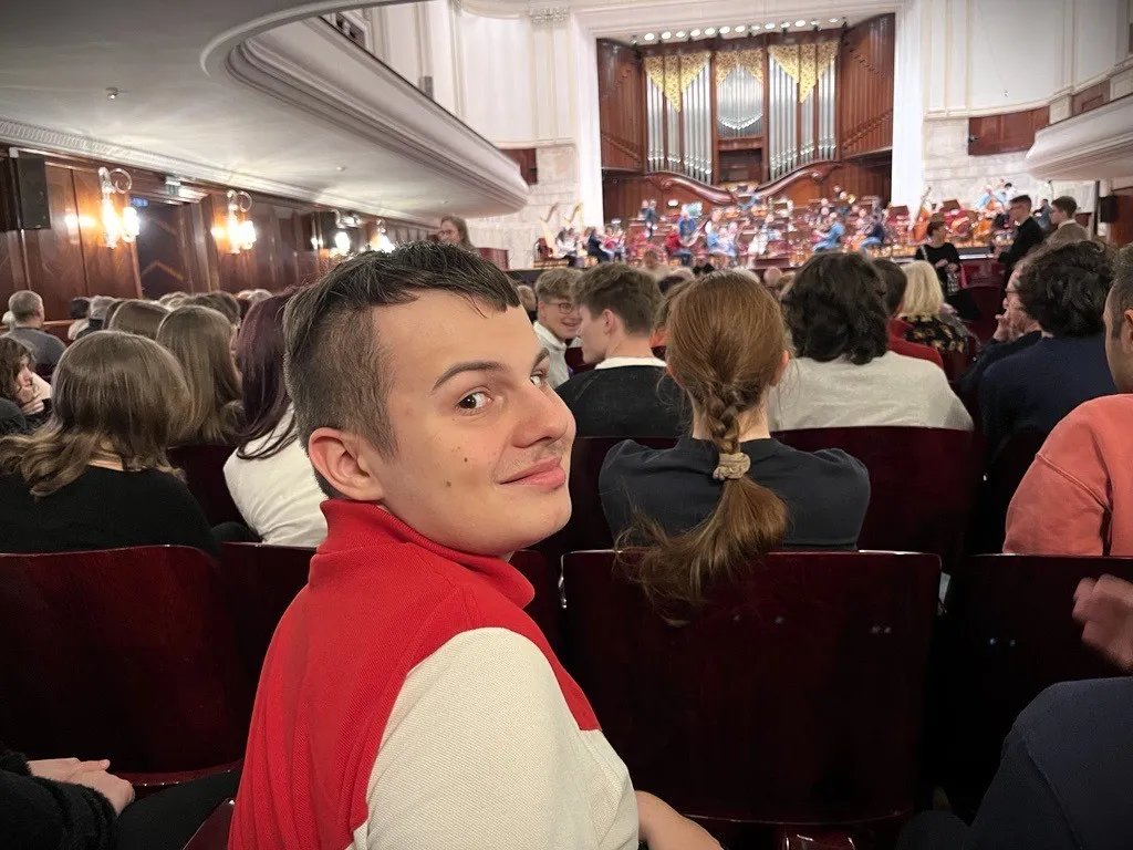 Uczeń w filharmonii