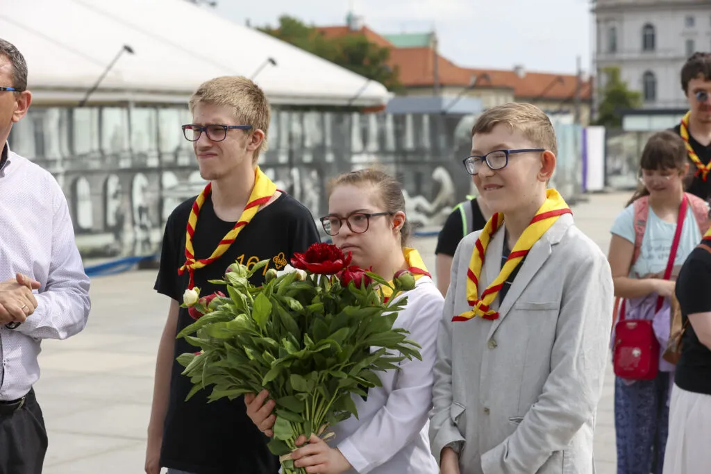 Uczniowie przy grobie nieznanego żołnierza