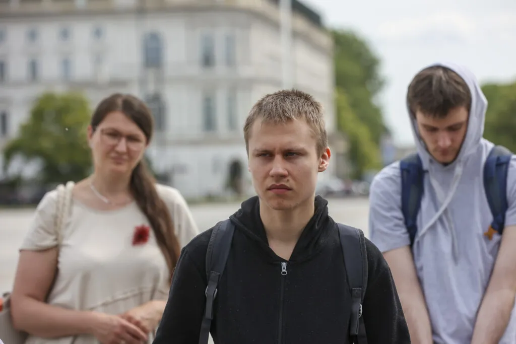 Uczniowie przy grobie nieznanego żołnierza