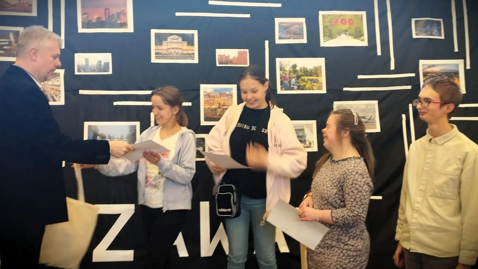 Uczniowie otrzymują nagrody za konkurs