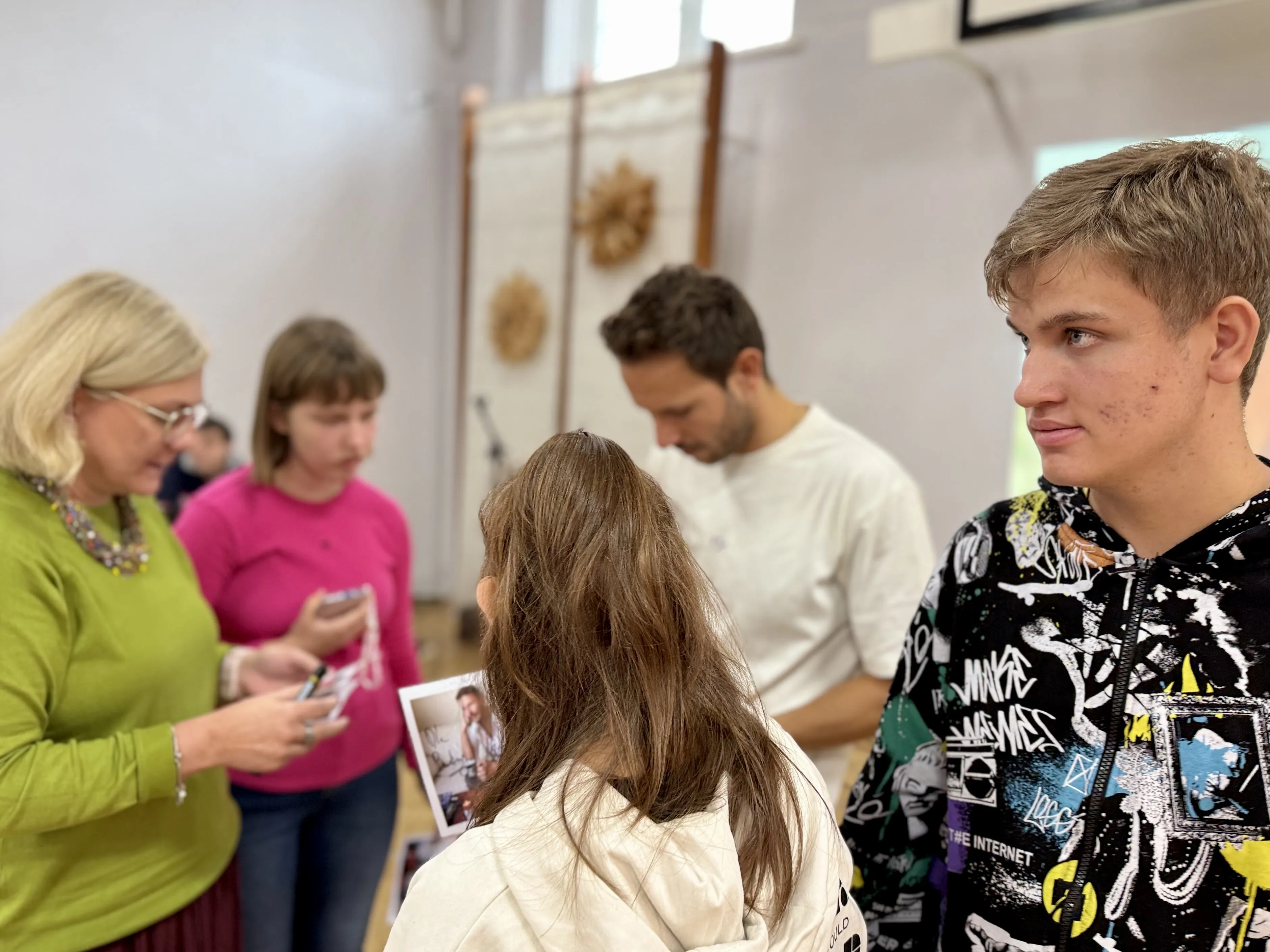 Mateusz Banasiuk z uczniami szkoły