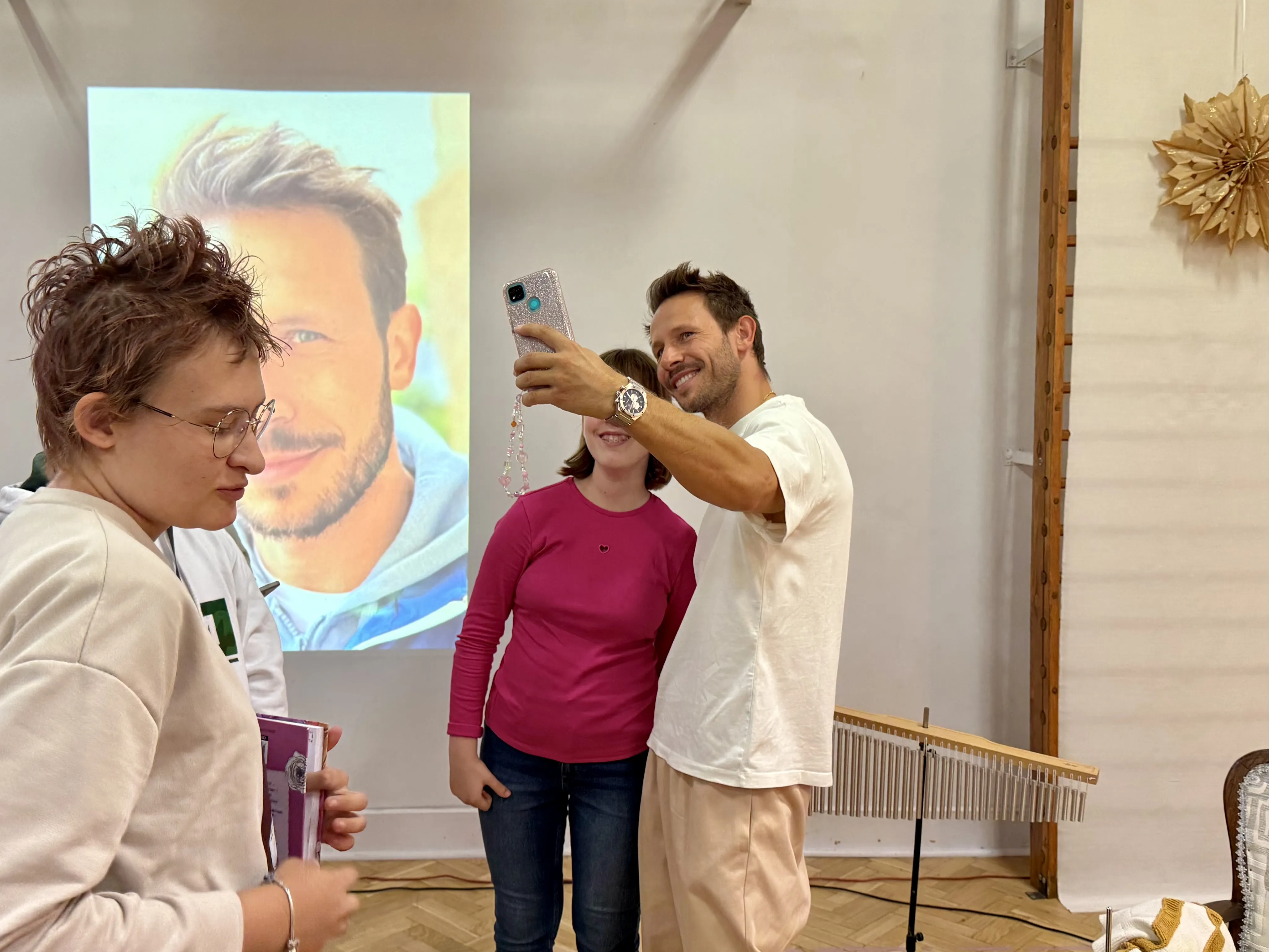 Mateusz Banasiuk z uczniami szkoły