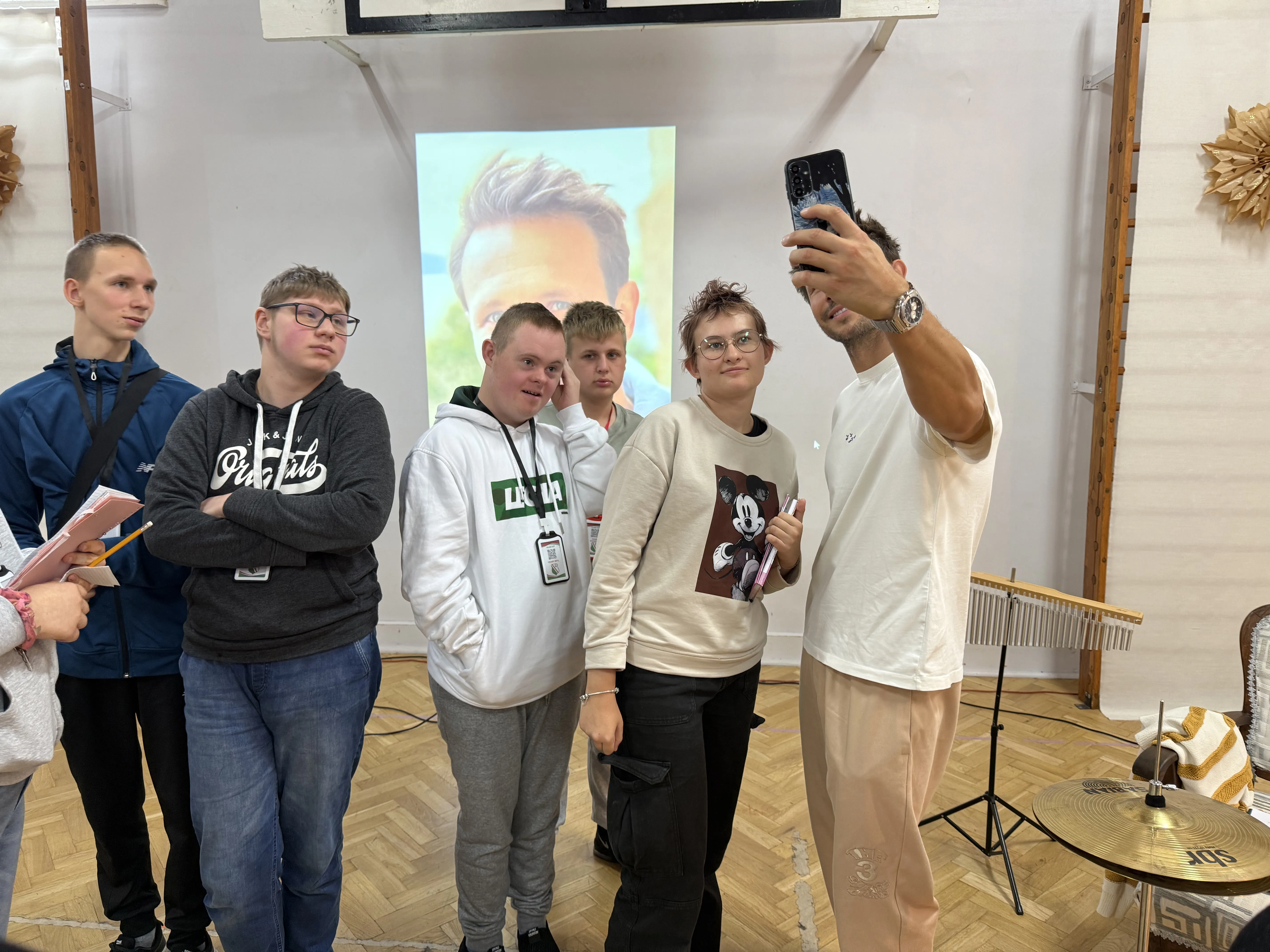 Mateusz Banasiuk z uczniami szkoły