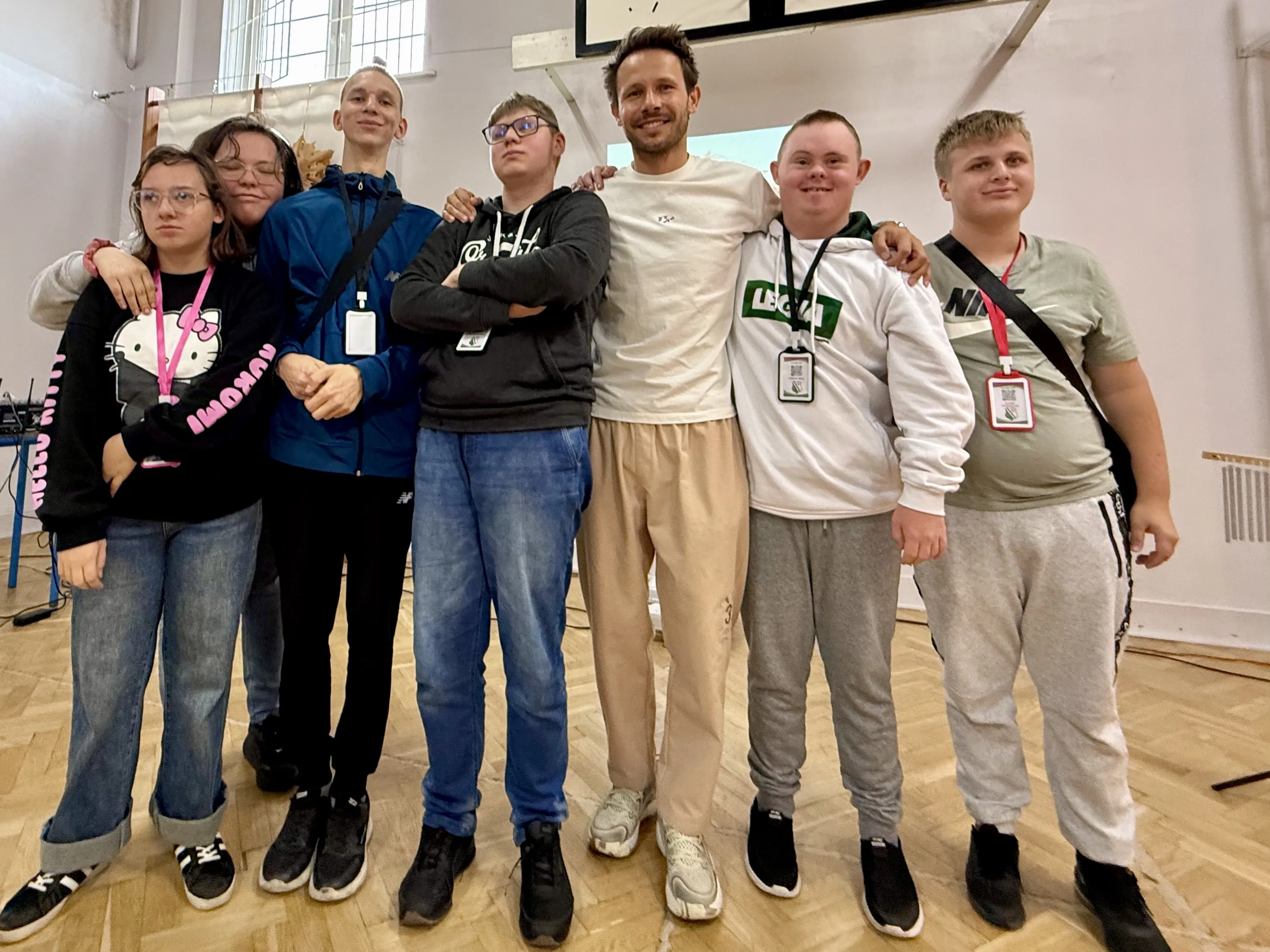 Mateusz Banasiuk z uczniami szkoły