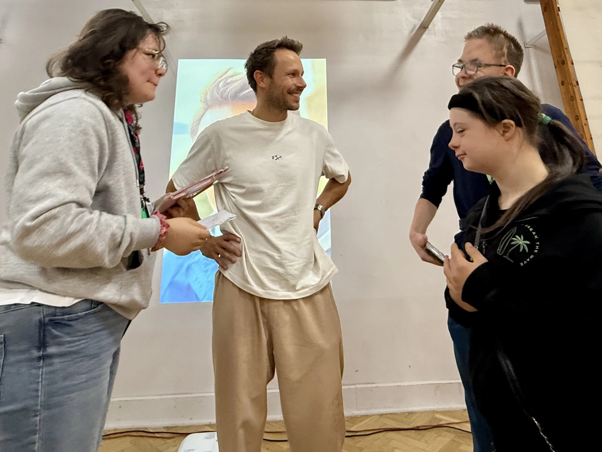 Mateusz Banasiuk z uczniami szkoły