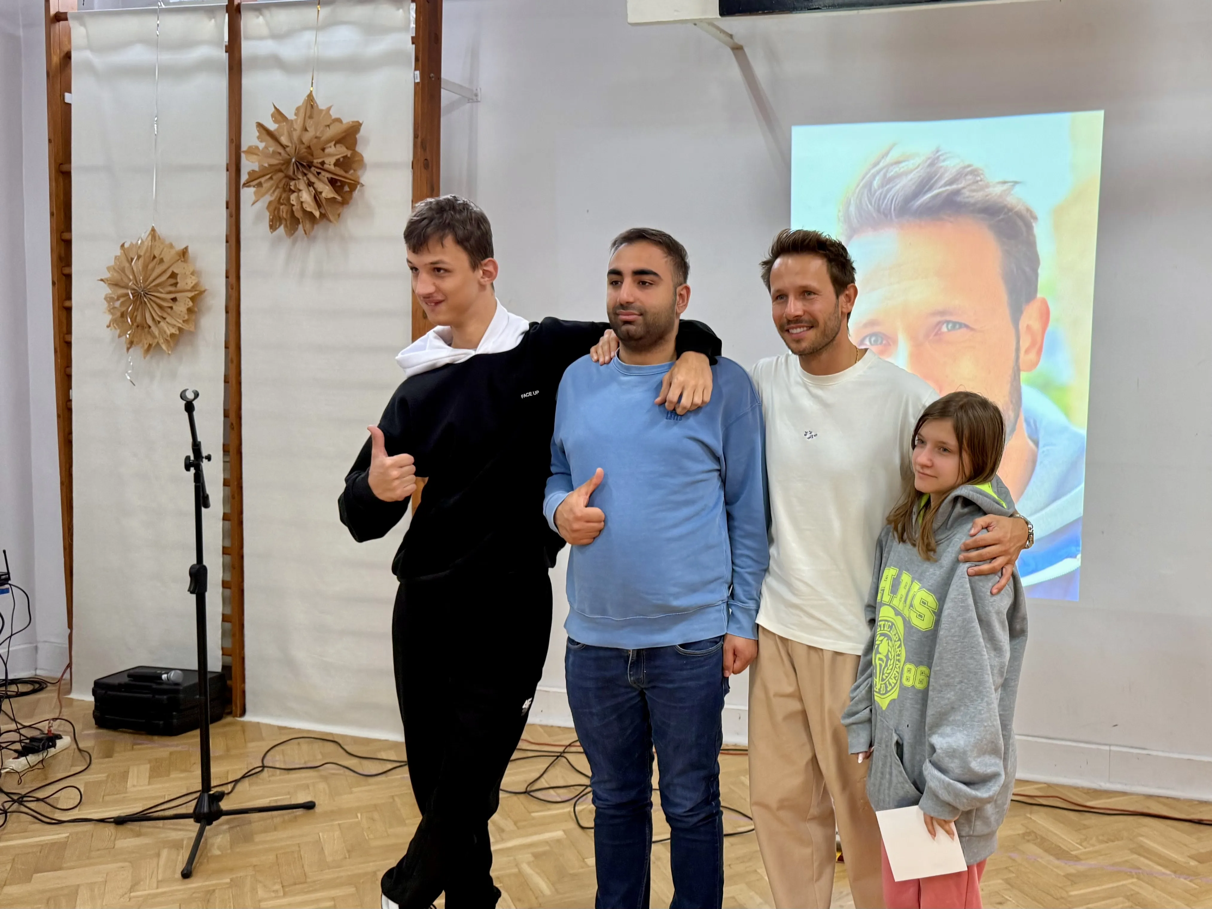 Mateusz Banasiuk z uczniami szkoły