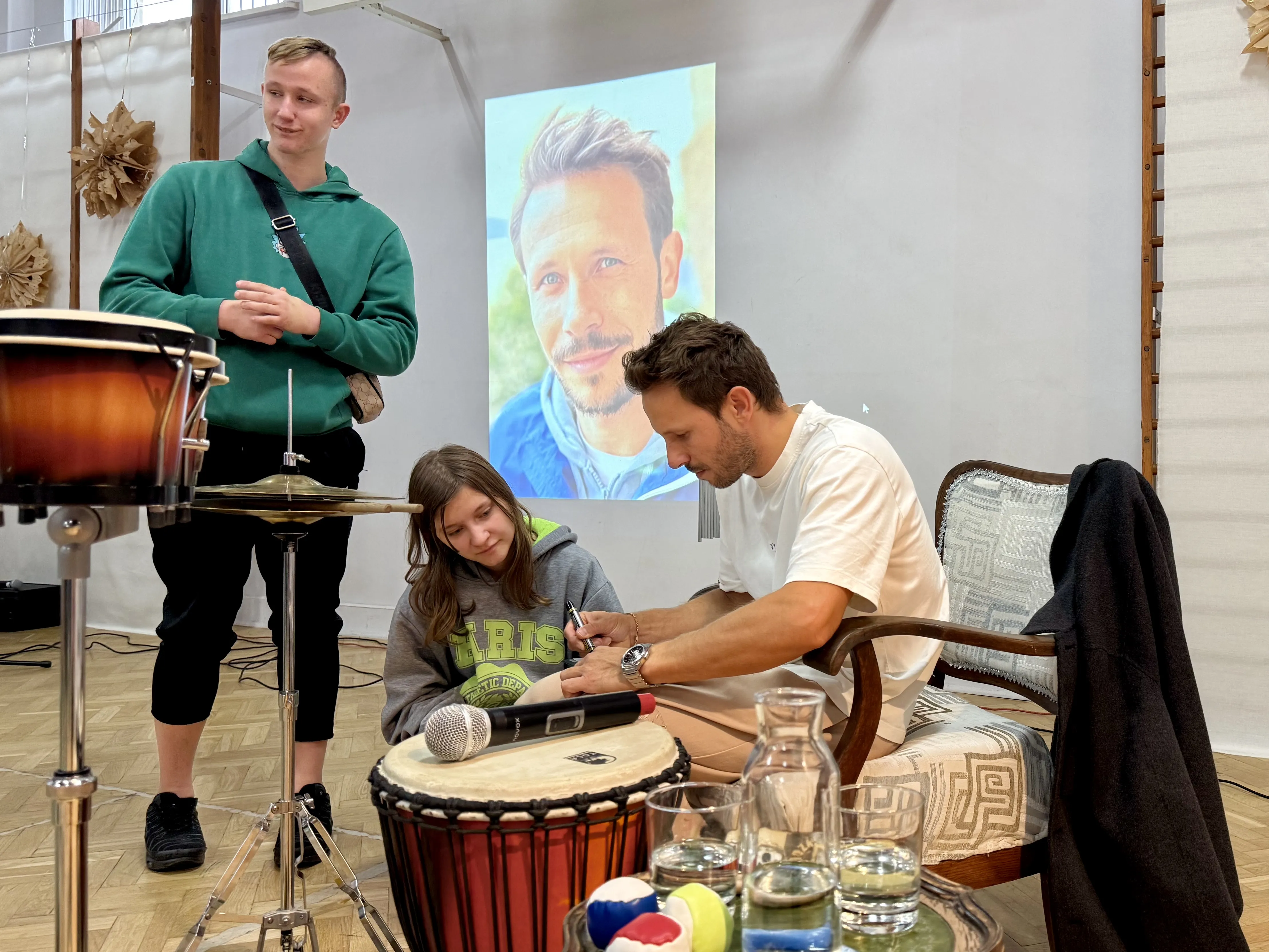 Mateusz Banasiuk z uczniami szkoły