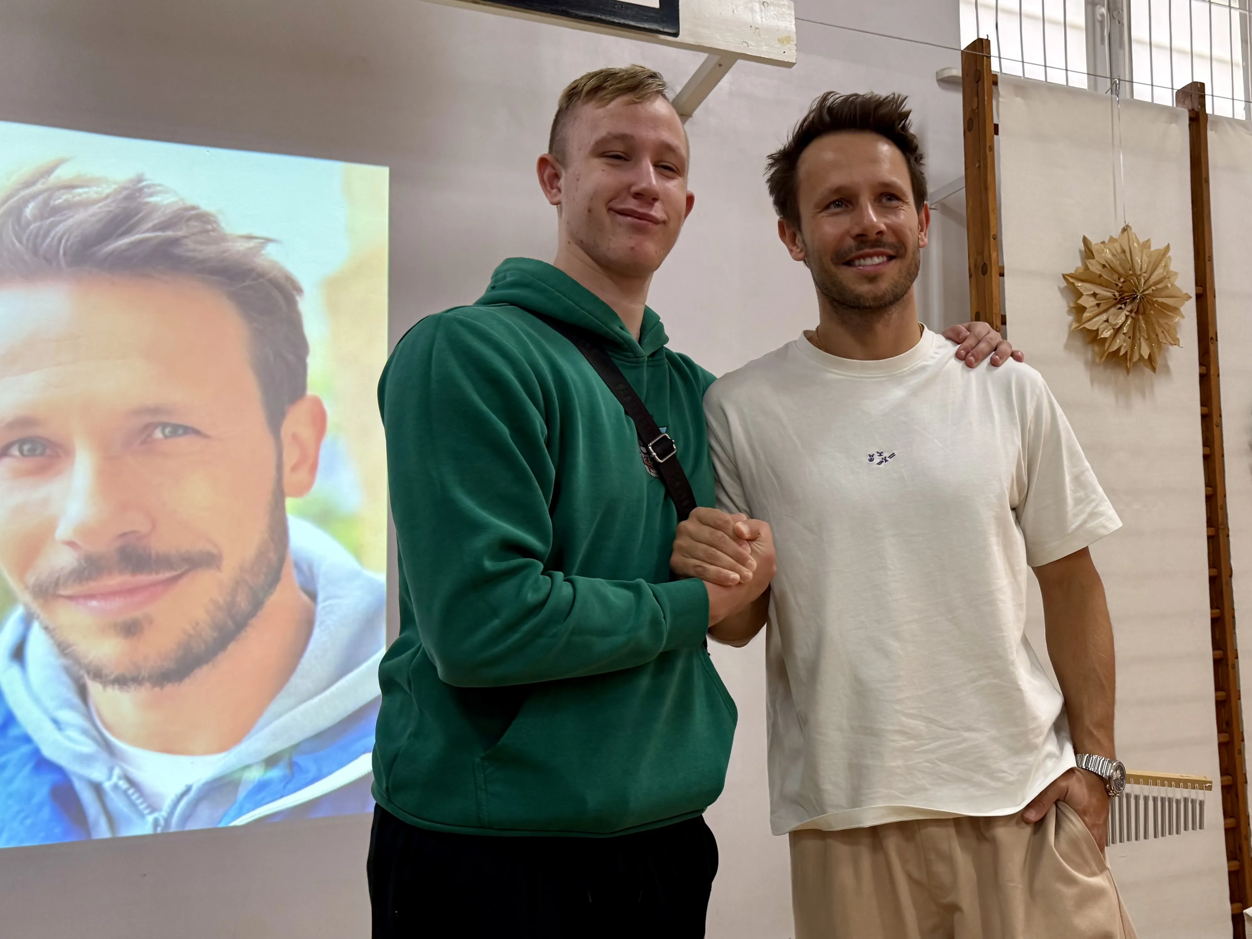 Aktor Mateusz Banasiuk z uczniem szkoły