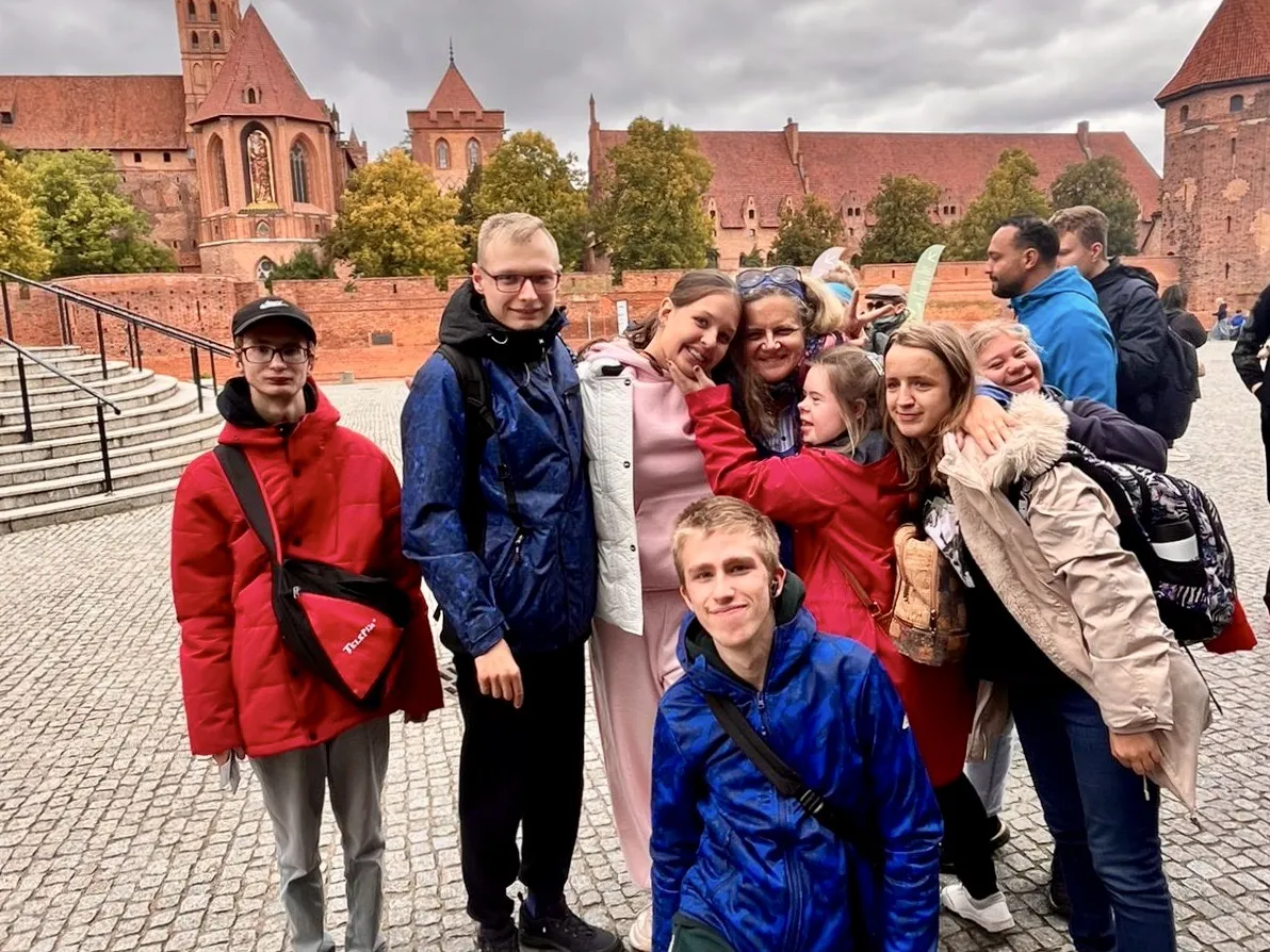 Uczniowie zwiedzają Zamek Krzyżacki