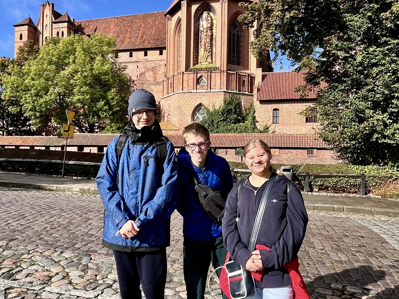 Uczniowie zwiedzają Zamek Krzyżacki