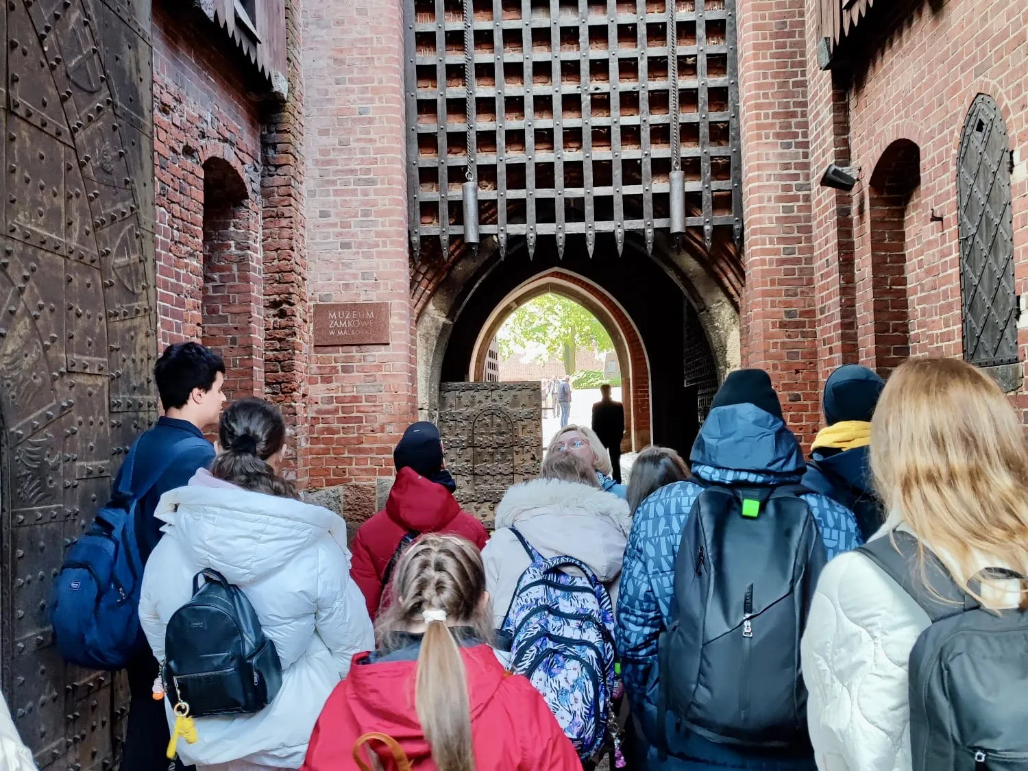 Uczniowie zwiedzają Zamek Krzyżacki
