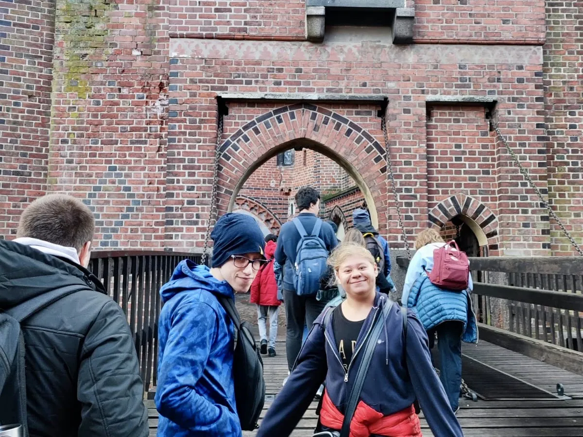 Uczniowie zwiedzają Zamek Krzyżacki