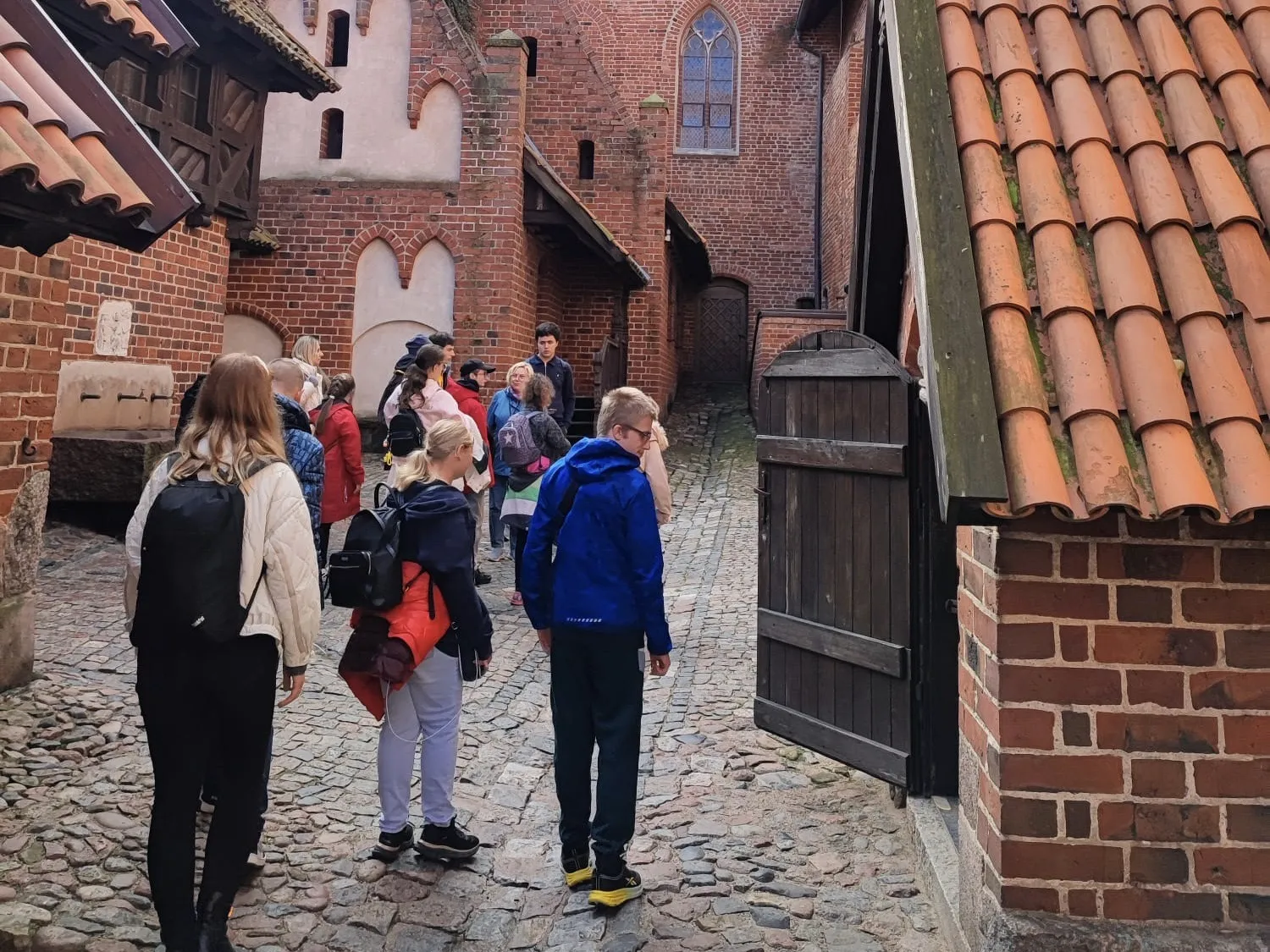 Uczniowie zwiedzają Zamek Krzyżacki