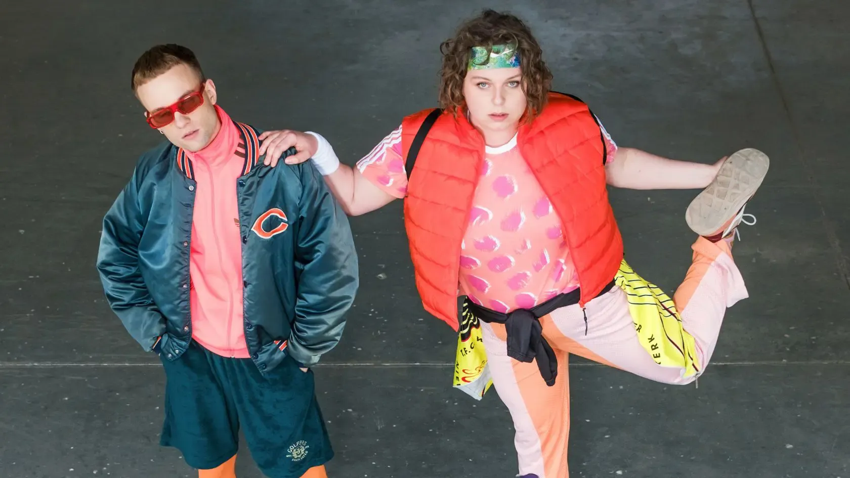 Scena ze spektaklu "Pasztety do boju". Na zdjęciu widać chłopaka w dżinsowej kurtce i dziewczynę