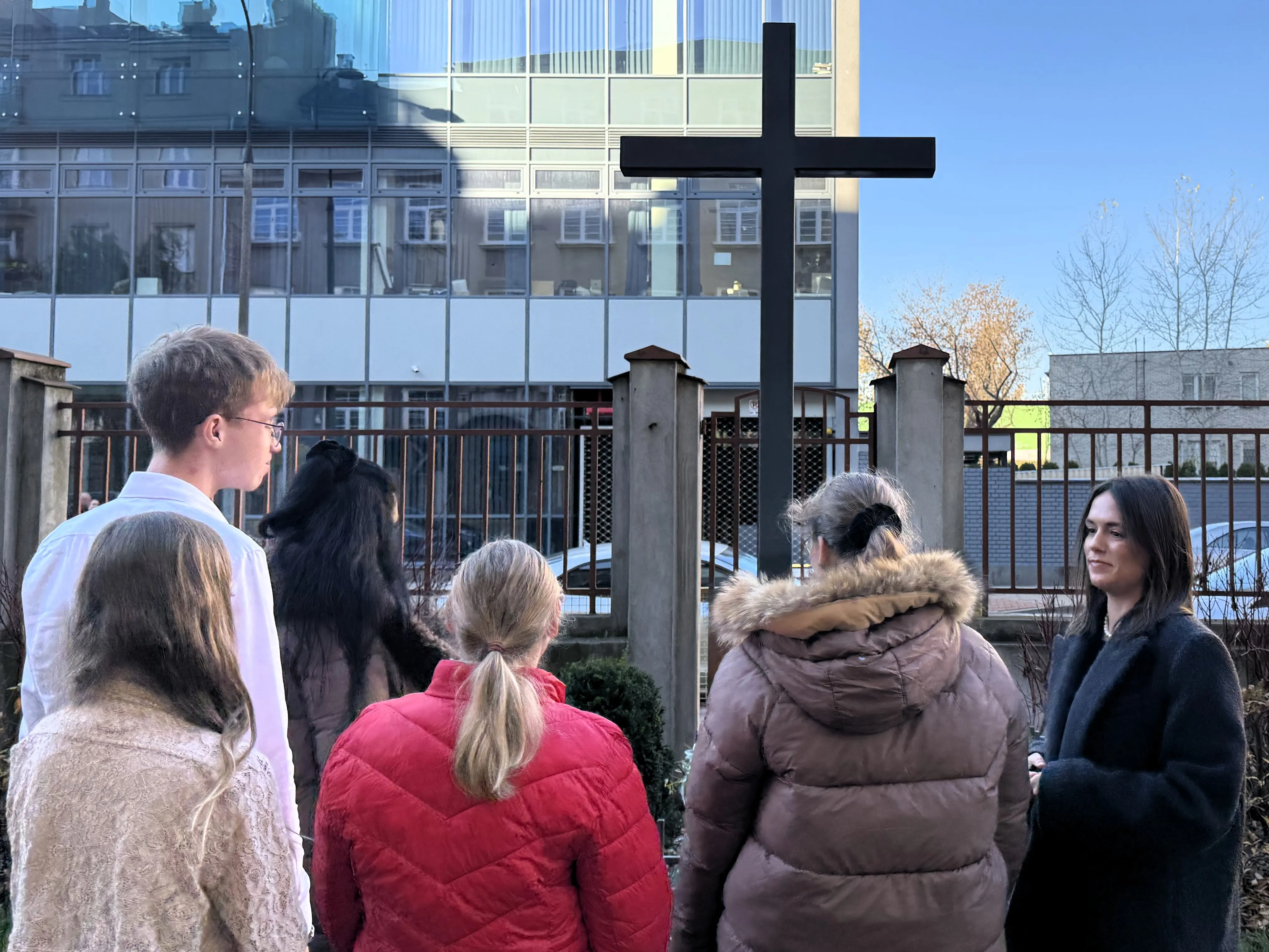 Przed Krzyżem Pamięci