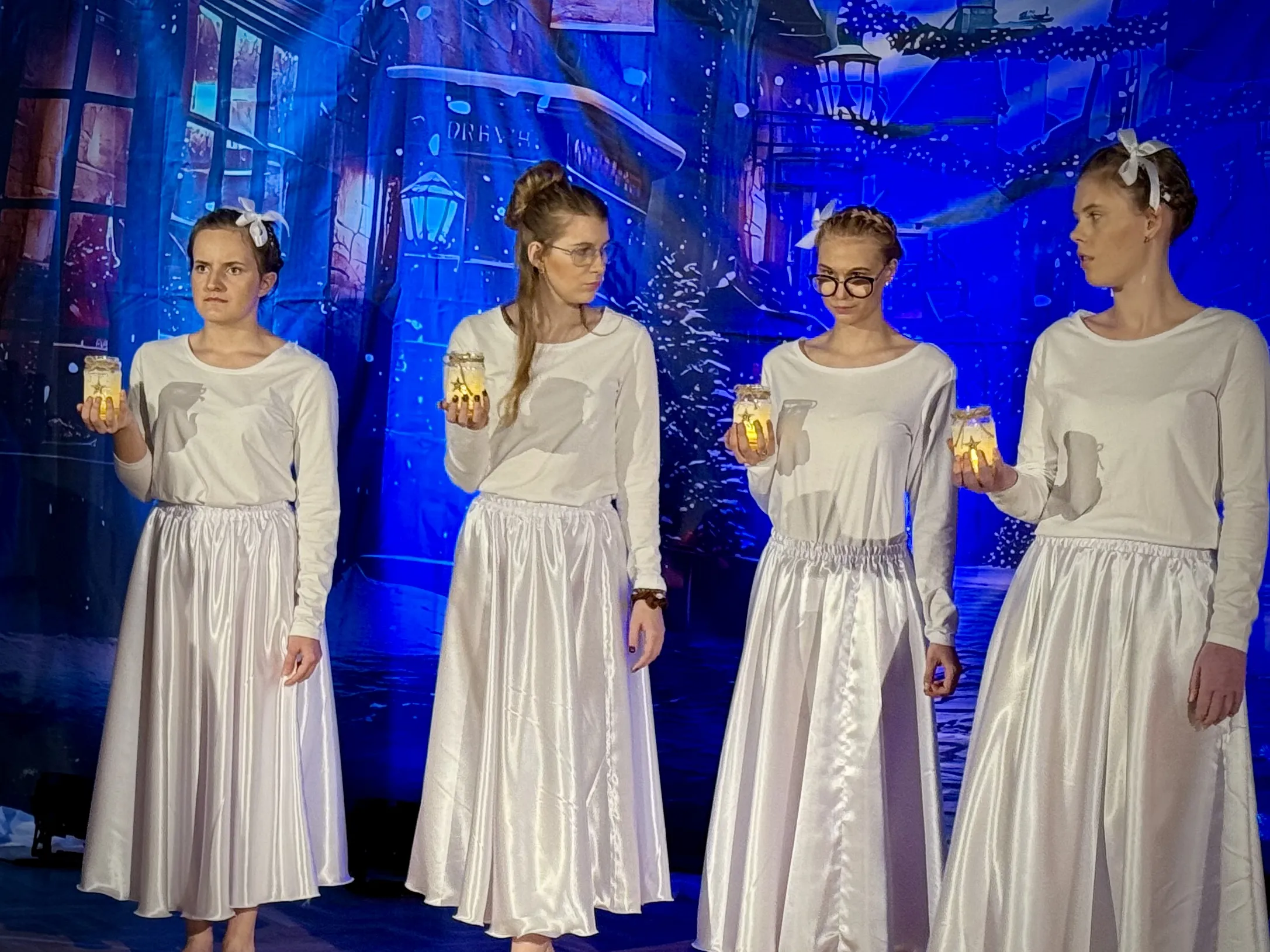 „Dziewczynka z zapałkami” na scenie i za kulisami