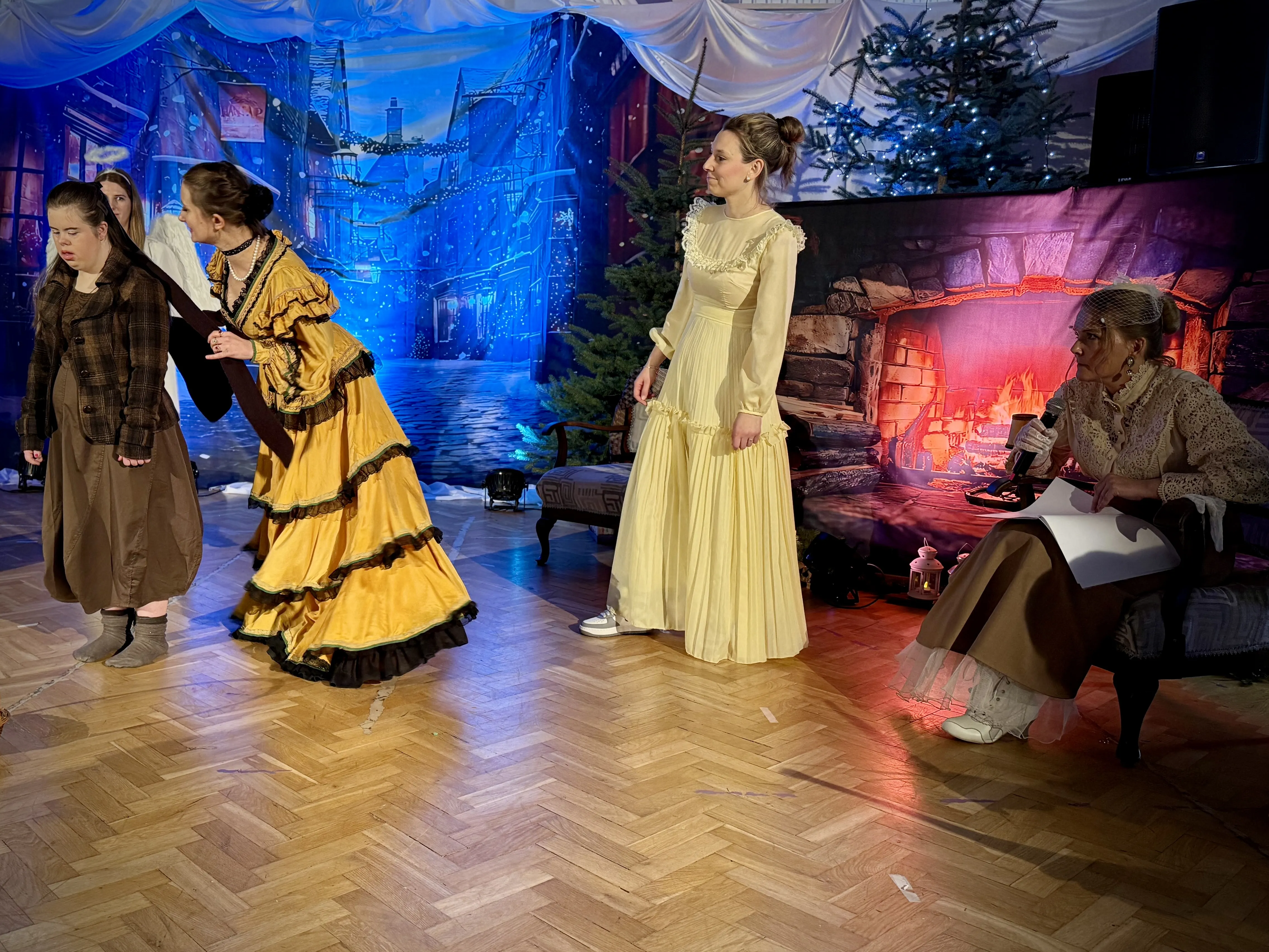 „Dziewczynka z zapałkami” na scenie i za kulisami