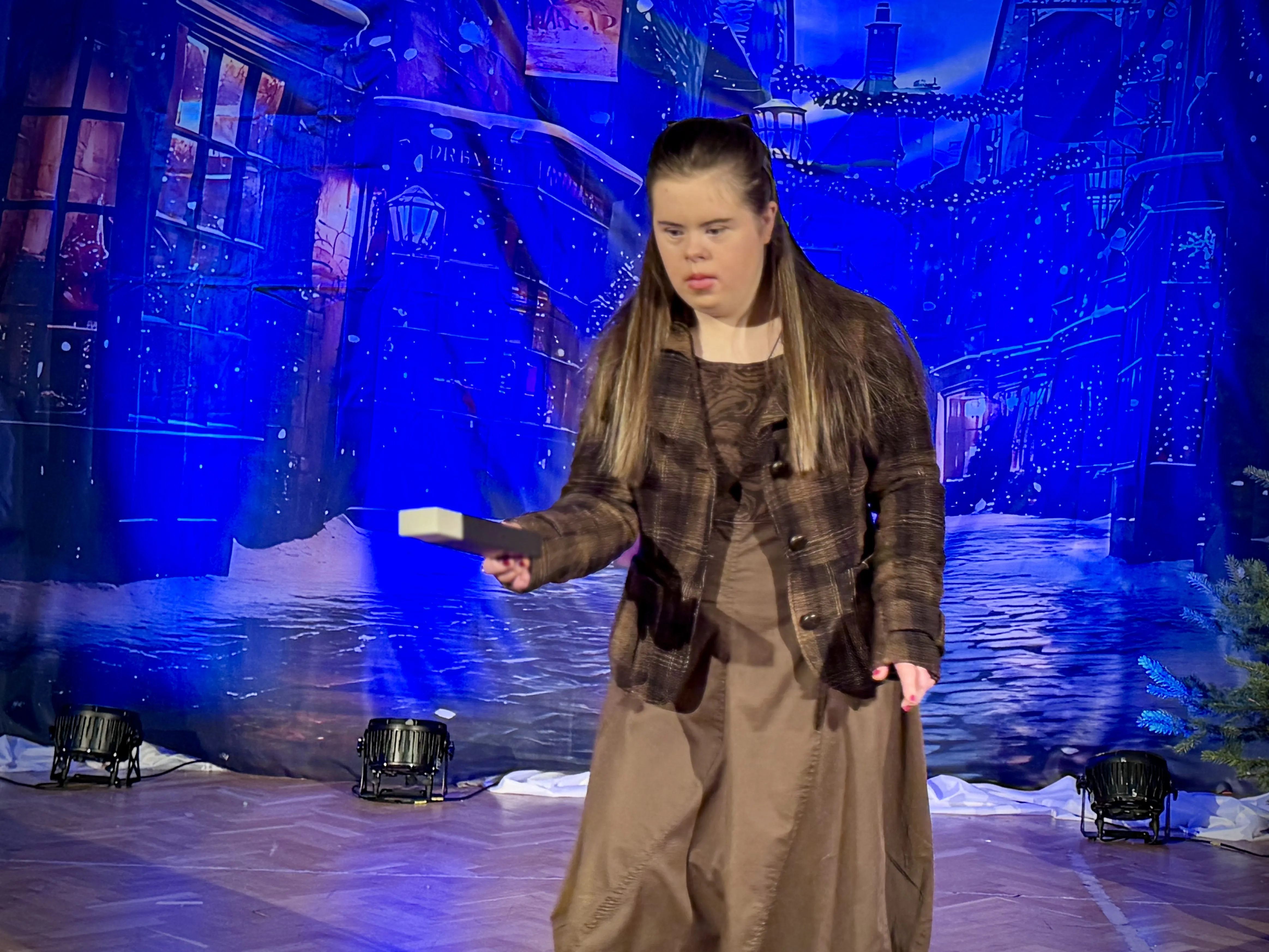 „Dziewczynka z zapałkami” na scenie i za kulisami