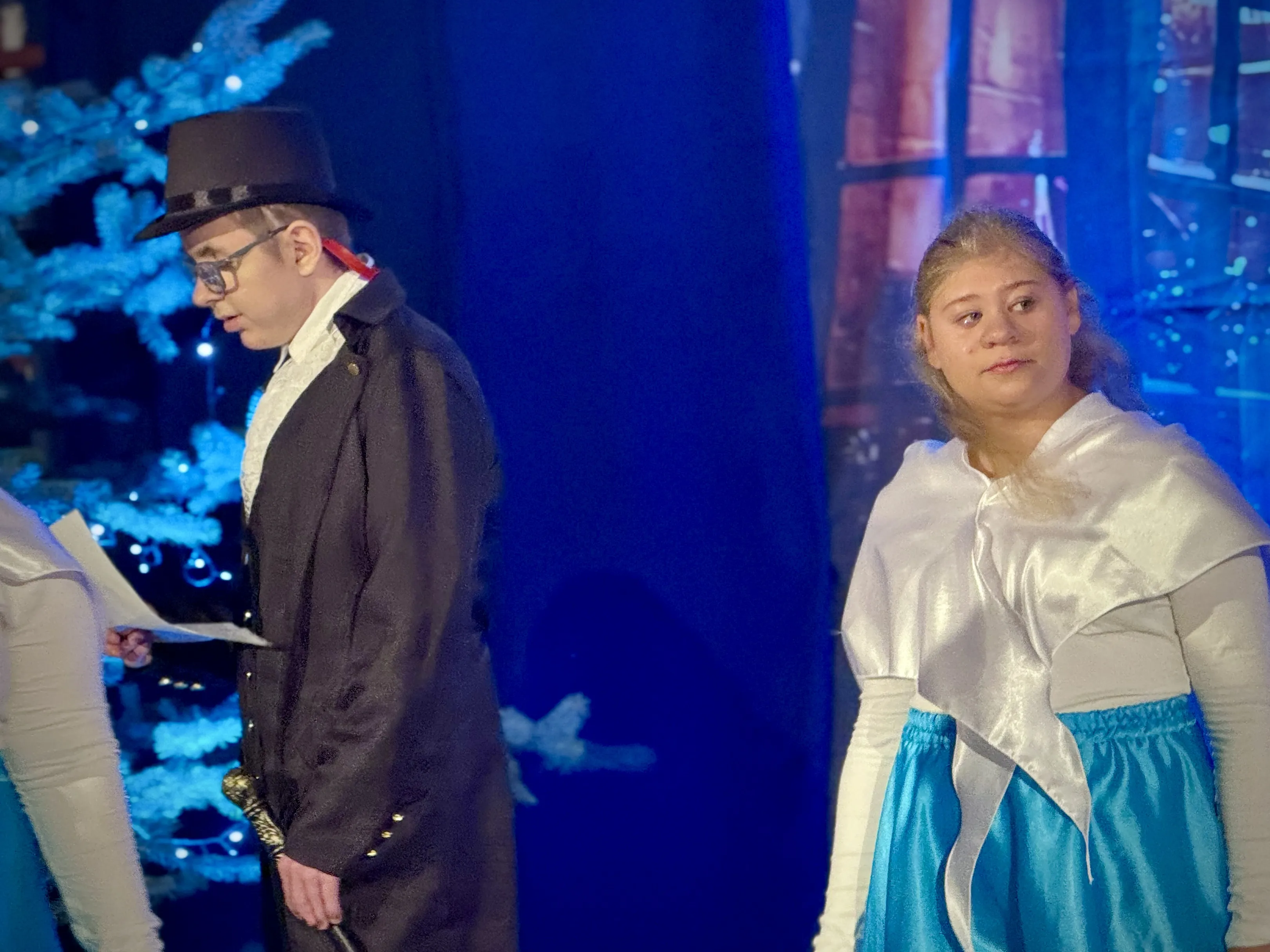 „Dziewczynka z zapałkami” na scenie i za kulisami