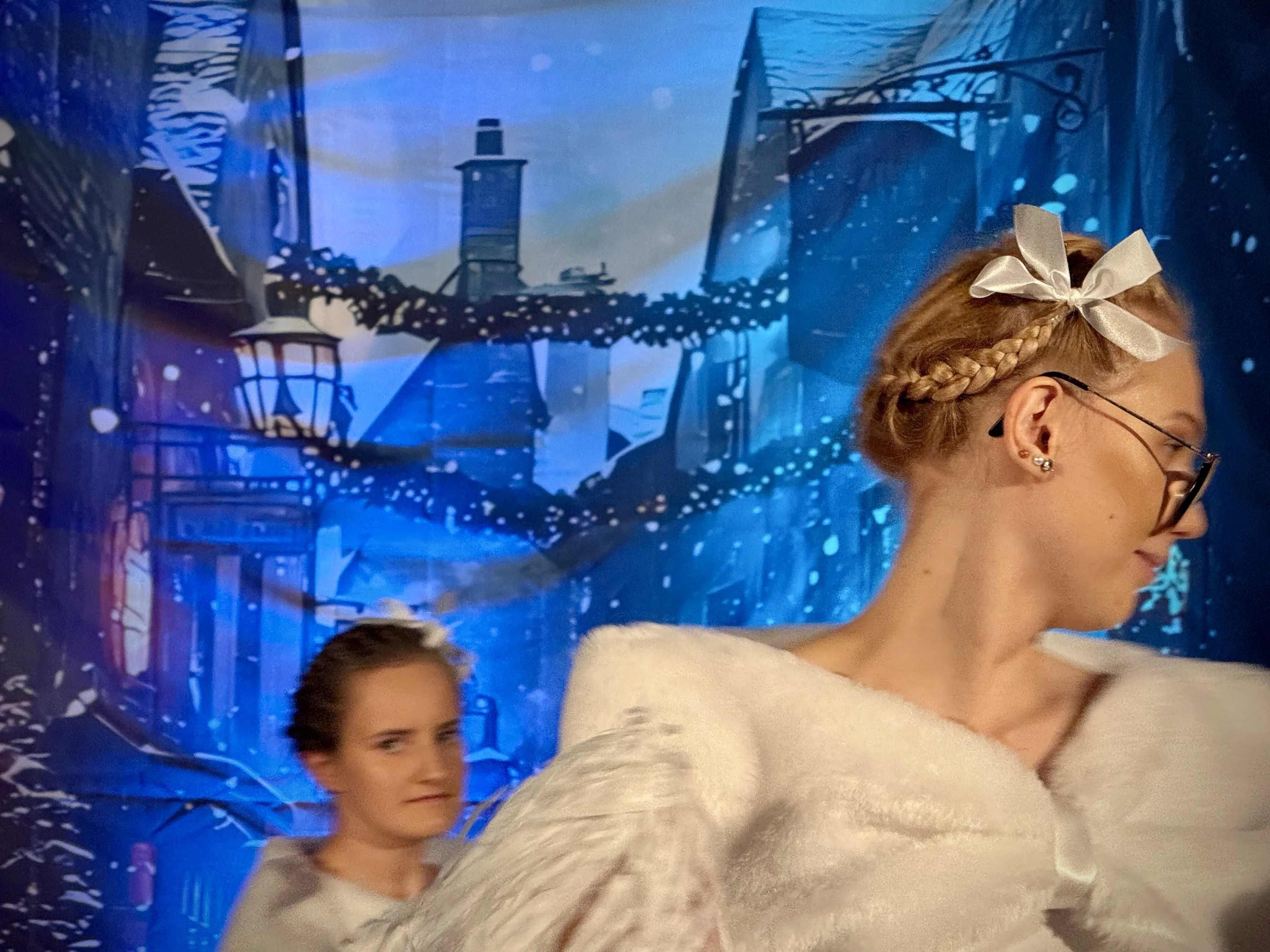 „Dziewczynka z zapałkami” na scenie i za kulisami