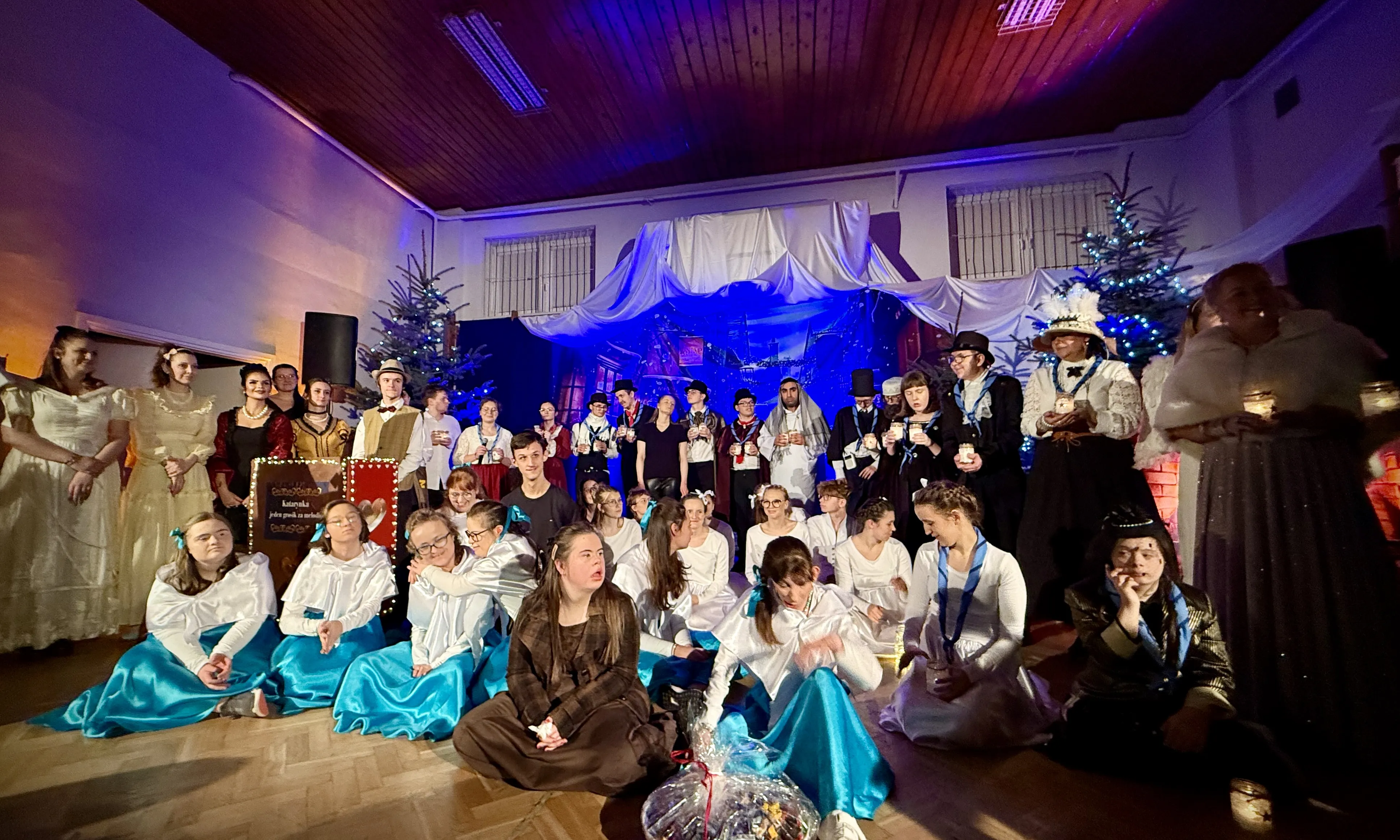 „Dziewczynka z zapałkami” na scenie i za kulisami