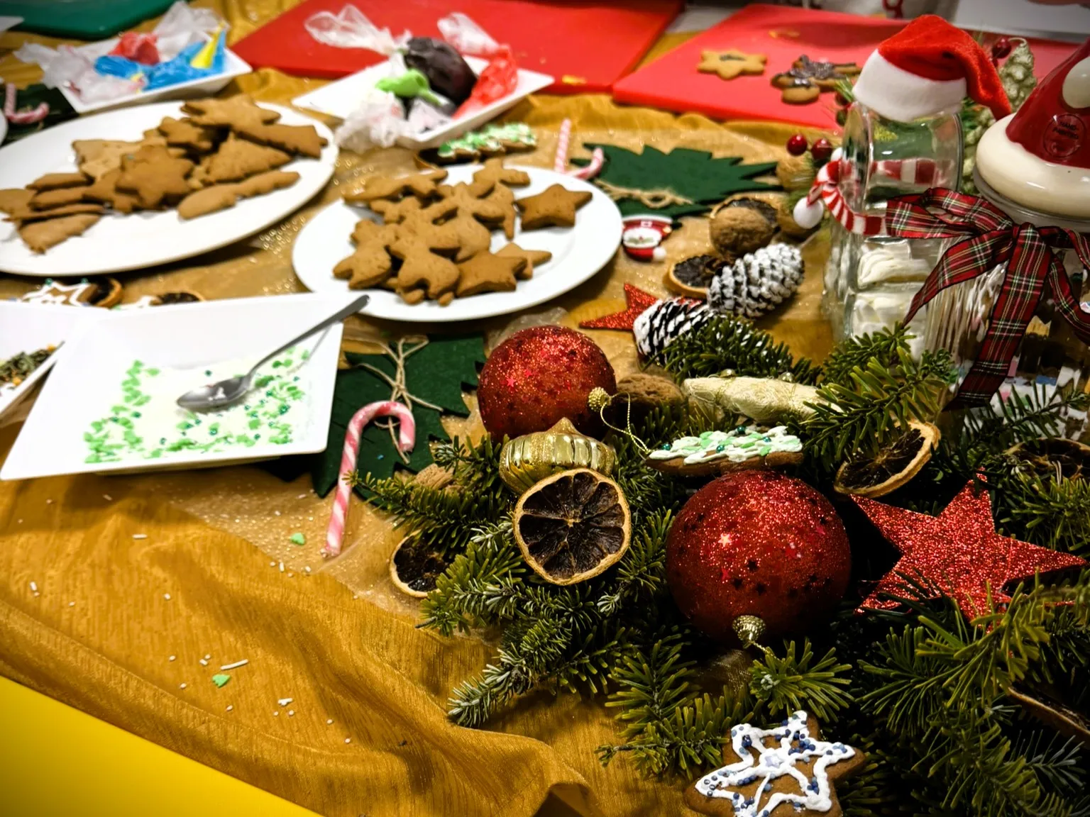 Pierniki i stroik świąteczny na stole