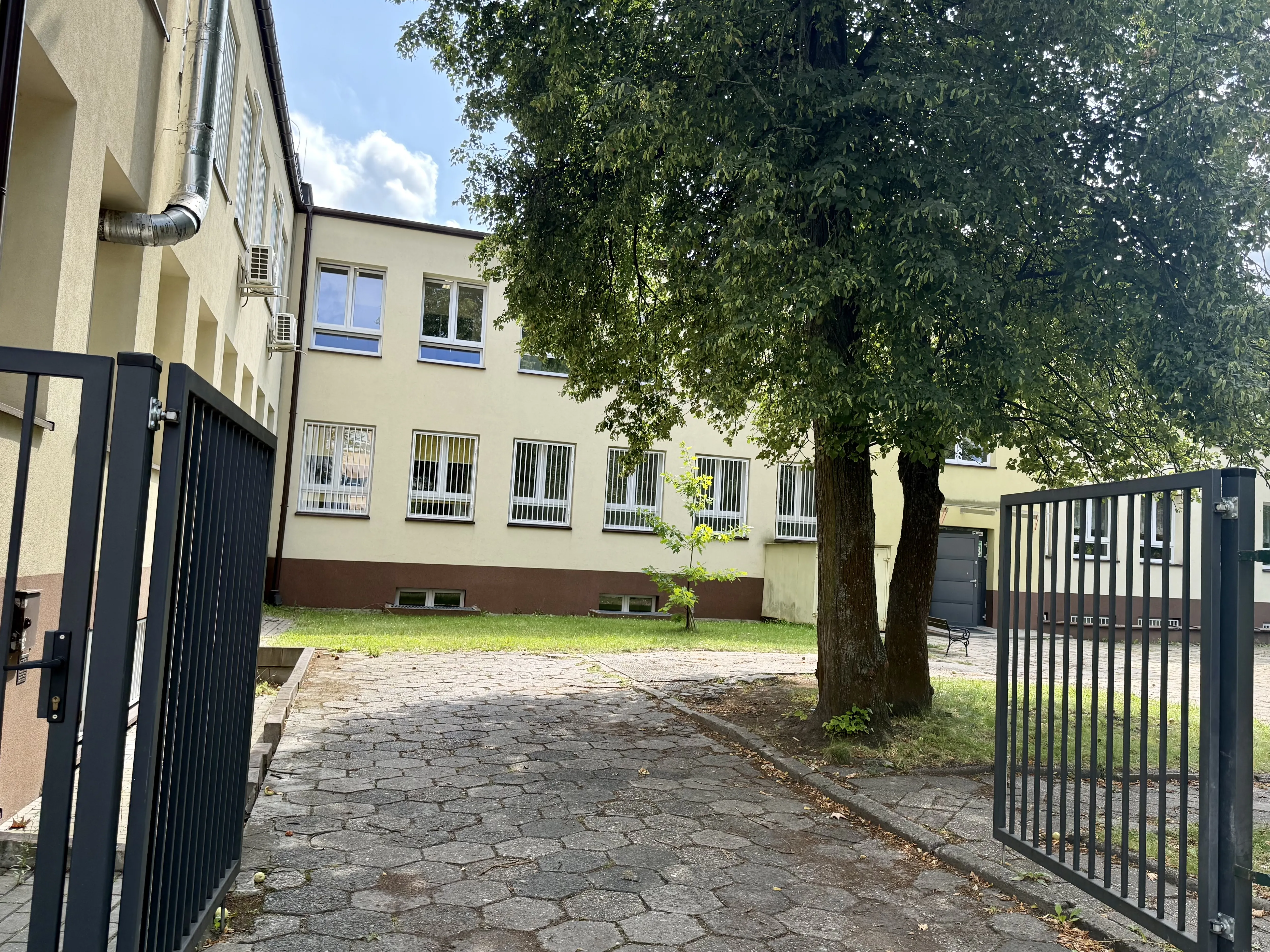 Budynek szkoły, wejście B