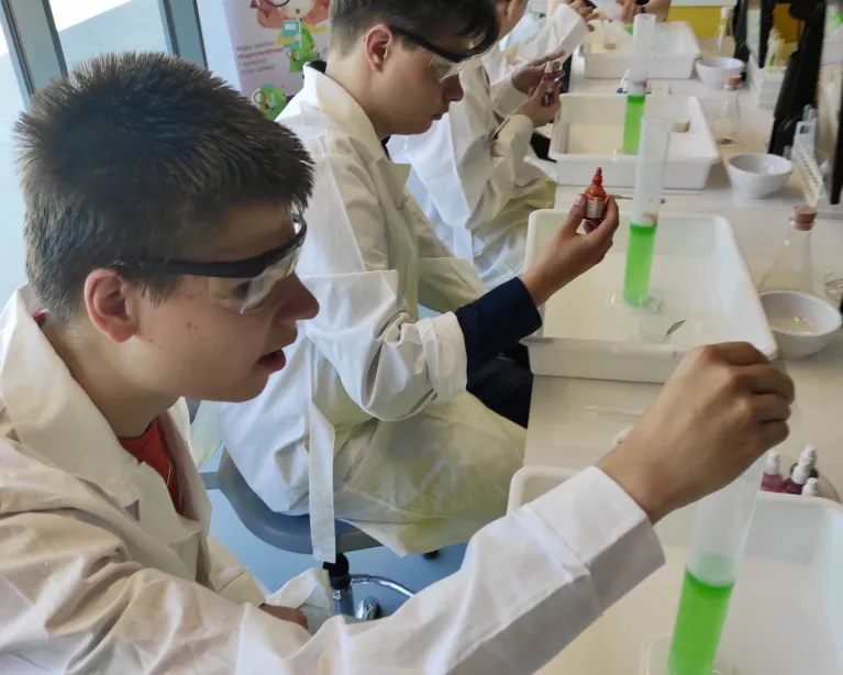 Uczniowie Zespołu Szkół Specjalnych nr 89 podczas zajęć w laboratorium chemicznym – eksperymentują, uczą się przez praktykę i rozwijają swoje umiejętności.